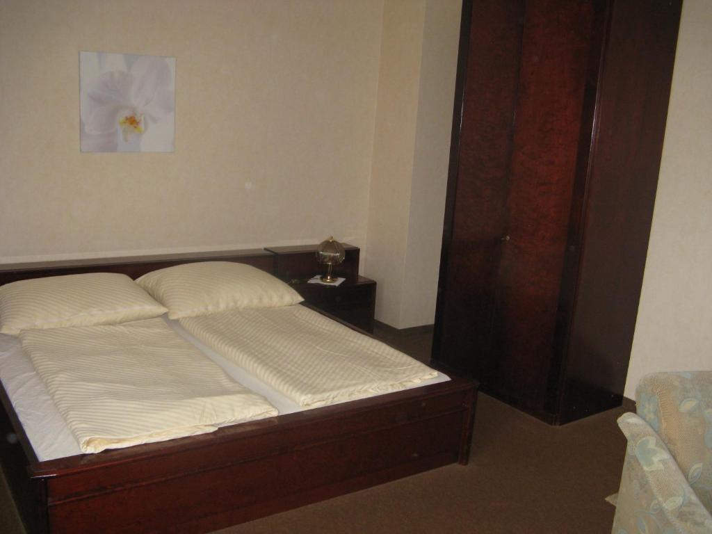 Gasthaus Roter Hahn Hotell Höflein an der Donau Rum bild